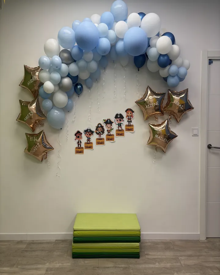 Arco de globos y decoración de una fiesta de cumpleaños en Anakids