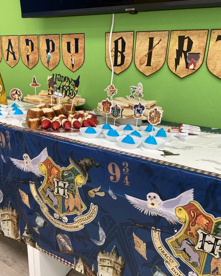 Mesa temática de Harry Potter en un cumpleaños de Anakids