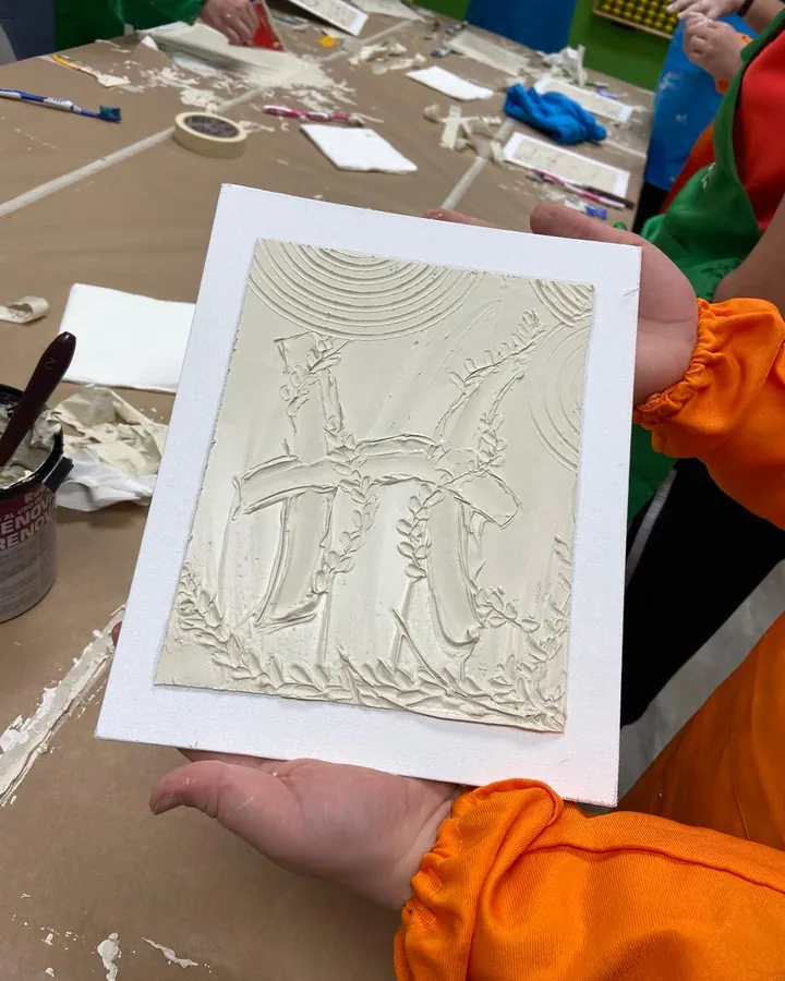 Panel en relieve del taller de pintura con texturas