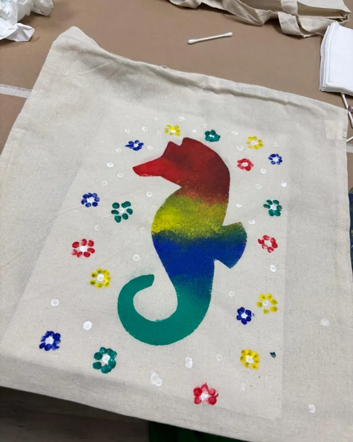 Bolsa de tela pintada a mano en el taller de pintura en tela