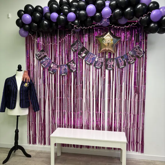 Arco de 100 globos y photocall para el cumpleaños