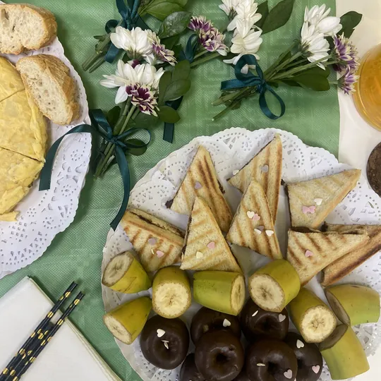 Bandeja de la merienda extra con sándwiches y fruta fresca