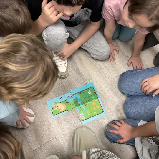 Niños jugando a un juego de mesa durante la fiesta