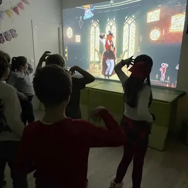 Prueba de proyección interactiva del escape room de Wednesday