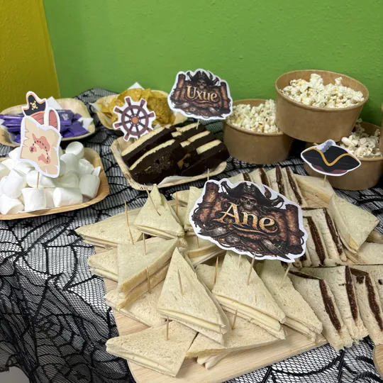 Mesa temática pirata con dulces y snacks