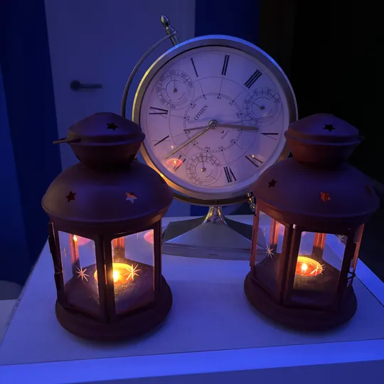 Faroles y reloj antiguo en la decoración pirata