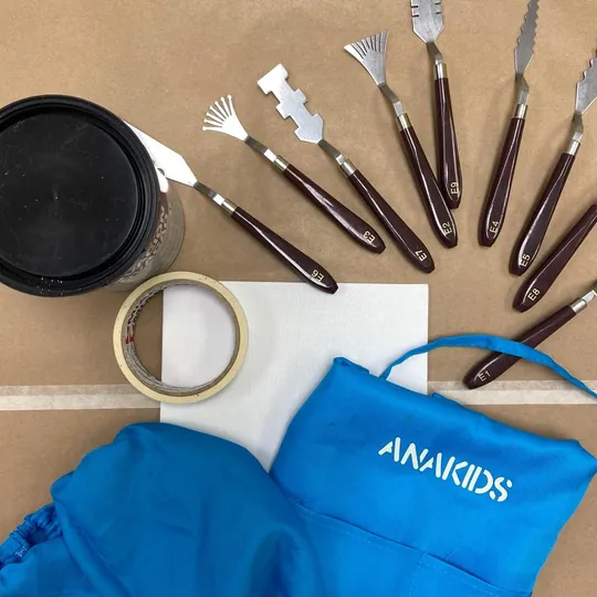 Herramientas y delantal de Anakids del taller de texturas