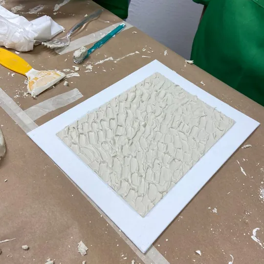 Panel en relieve terminado en el taller de pintura con texturas