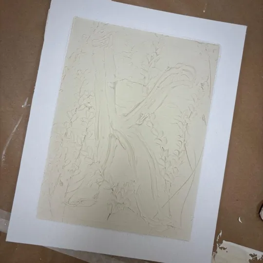 Obra en relieve creada por los niños en el taller