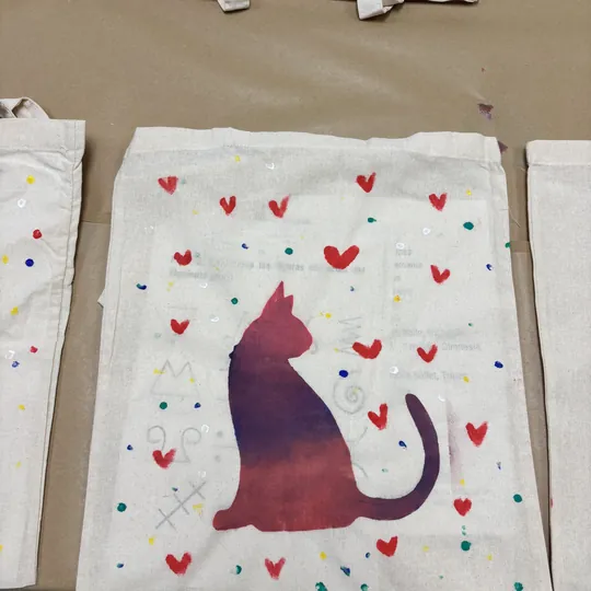 Bolsa de tela pintada con un gato y corazones