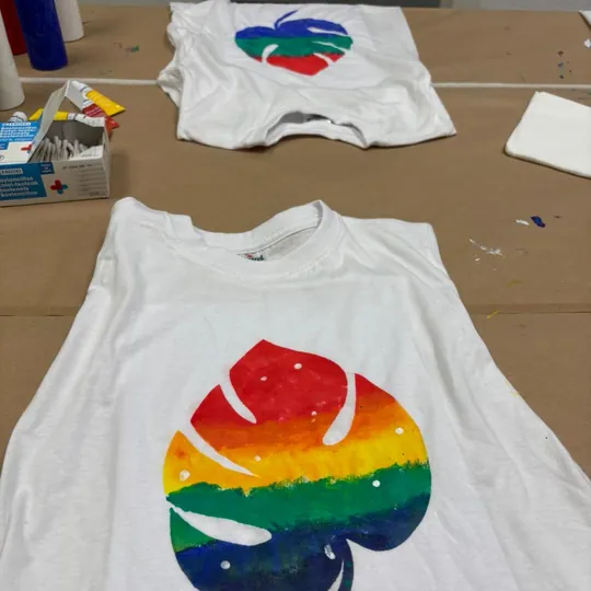 Camiseta pintada a mano con una hoja de arcoíris