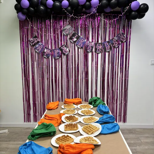 Mesa con gofres recién hechos en el taller de cocina
