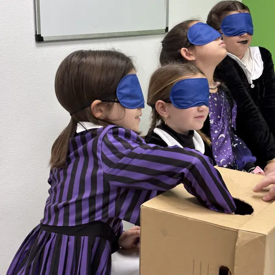 Niños disfrazados durante la cata a ciegas del cumpleaños