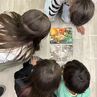Niños resolviendo un enigma en el suelo durante la fiesta