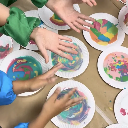 Taller de platos pintados en las colonias de Anakids