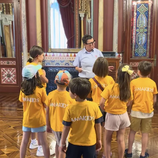 Visita guiada a un palacio de Bilbao con las colonias