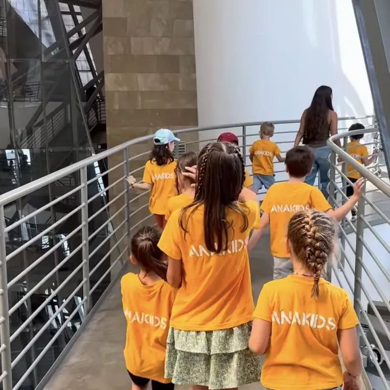 Grupo de niños de las colonias de Anakids en una excursión por Bilbao