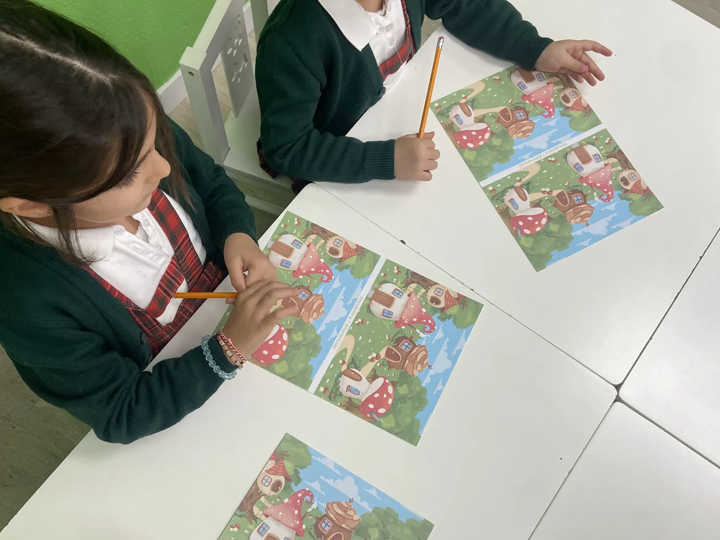 Alumnas de un colegio trabajando en clase con Anakids