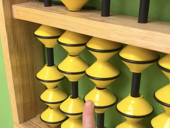 Niño practicando aritmética mental con el ábaco de pared