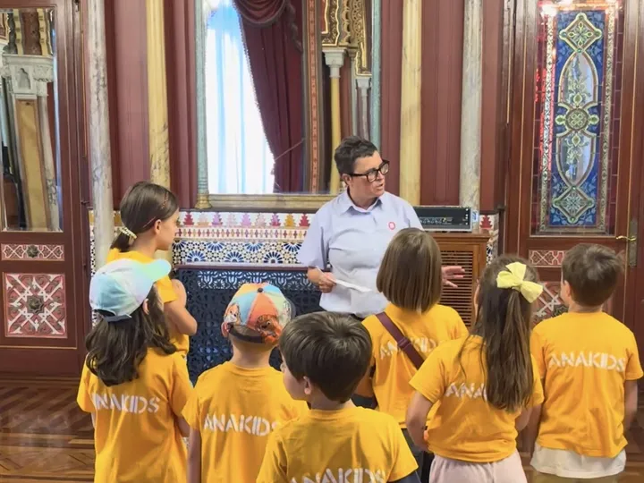Grupo de Anakids visitando un museo durante las colonias
