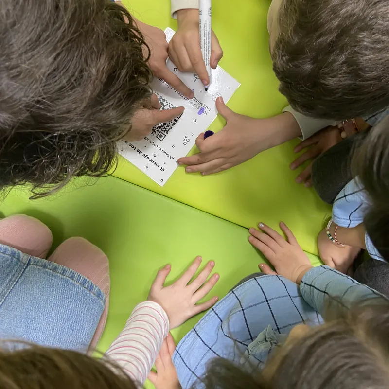 Niños resolviendo una actividad en grupo